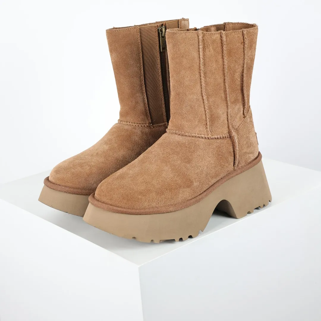 Pick up locally 💰700 Core recommended good price It is a very suitable choice for home furnishings. In the new year, uug launched a series of styles, which are partial to the preferences of young consumers and have also moved to the forefront of fashion trends. Shoe body material: water-repellent coated suede upper, 17 mm UGGPURE™ implantable wool insole, lightweight non-slip and comfortable rubber outsole, with brand LOGO and trademark, with full packaging Size: 35 36 37 38 39 40